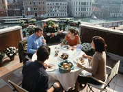 Gastronomischer Härtetest: Chiara (Laura-Charlotte Syniawa) hat ihre Eltern (Joachim Król, links, Barbara Auer, rechts) und ihren Bruder Raffi (Patrick Diemling) mit einem selbst zubereiteten Braten beglückt.