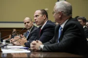 Ryan Graves, executive director of Americans for Safe Aerospace, David Grusch, former National Reconnaissance Officer Representative of Unidentified Anomalous Phenomena Task Force at the U.S. Department of Defense, und Retired Navy Commander David Fravor bei einer Anh&ouml;rung des House Oversight Committee zu unidentifizierten anomalistischen Ph&auml;nomenen auf dem Capitol Hill in Washington, DC.
