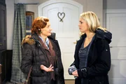 Britta (Jelena Mitschke, r.) erz&auml;hlt Johanna (Brigitte Antonius, l.), dass sie sich sehr &uuml;ber den Besuch ihres Vaters freut, wundert sich aber &uuml;ber seinen neuerdings entwickelten Familiensinn.