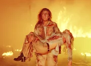 Jörg Baumann hat einen Albtraum: Walter hat die Explosion überlebt und kommt mit der toten Bea anklagend auf ihn zu.