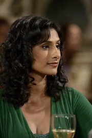 Rajs Eltern haben eine &Uuml;berraschung f&uuml;r ihn: Sie haben eine Ehe mit Lalita (Sarayu Rao), einer indischen Zahnmedizinerin, arrangiert ...