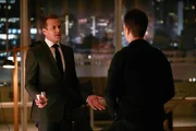 Mike (Patrick J. Adams. r.) droht die Nerven zu verlieren. Tappt er in die Falle der Staatsanwältin, die ihm ohne Wissen von Harvey (Gabriel Macht, l.) einen zweifelhaften Deal anbietet?