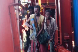 An Bord des Frachters suchen die somalischen Piraten Elmi (Mahat M. Ali, l.), Muse (Barkhad Abdi, M.) und Bilal (Barkhad Abdirahman, r.) nach der Besatzung, um L&ouml;segeld fordern zu k&ouml;nnen.