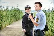 Nele Fehrenbach (Floriane Daniel, l.) und Pirmin Spitznagel (Simon Werdelis, r.) auf Streife im Naturschutzgebiet.