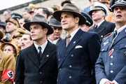 vorne: Adi Dassler (Ken Duken, l.), Rudi Dassler (Torben Liebrecht, m.).