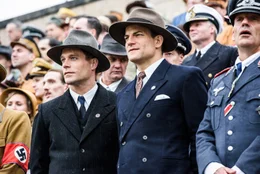 vorne: Adi Dassler (Ken Duken, l.), Rudi Dassler (Torben Liebrecht, m.).