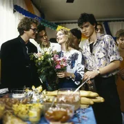 Tanja hat an ihrem 18. Geburtstag zu einer großen Party eingeladen und alle ihre bekannten und unbekannten Freunde sind gekommen (Julia Biedermann, Mi.).