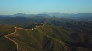 Die Chinesische Mauer ist mit über 21 000 Kilometern das längste Bauwerk der Welt.