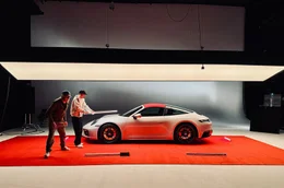 Luxusauto aufw&auml;ndig in Szene gesetzt: Im Studio von Fotograf Ren&eacute; Staud wird ein aktuelles Porsche-Modell f&uuml;r ein neues Fotobuch ausgeleuchtet.