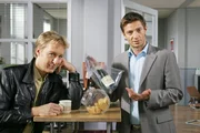 Eine am Tatort gefundene Champagnerflasche gibt Hansen (Igor Jeftic, r.) und Mohr (Max Müller, l.) Rätsel auf. Hat das Opfer zuvor noch mit seinem Täter angestoßen?