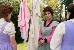 L-R: Narissa (Charlotte Spencer), Vivian (Idina Menzel) und Malvolia (Maddie Baillio)