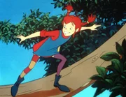 Pippi balanciert über einen Holzbalken von dem Wipfel eines Baumes zu dem Dach des neuen Altersheimes, auf dem sich die Kinder des Vorsitzenden des Stadtrates befinden, um diese zu retten.