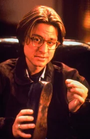 Alex Bradey (Fisher Stevens)