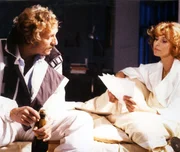 Baby Schimmerlos (Franz Xaver Kroetz) auf Abwegen. Hartn&auml;ckig recherchiert er f&uuml;r eine Geschichte &uuml;ber den reichsten Mann der Republik. Die soll aber nicht in der "M&uuml;nchner Allgemeinen Tageszeitung" erscheinen. Mona (Senta Berger) ist daran wenig interessiert.