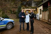 Robert Winkler (Kai Scheve, l.), Karina Szabo (Lara Mandoki, M.) und Saskia Bergelt (Teresa Weißbach, r.) treffen sich am Stolleneingang und untersuchen den Tatort.