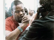 Frank Damon (Sterling Macer, l.) sitzt im Gef&auml;ngnis und bittet Gil (William Petersen) um Hilfe. Er soll seine Frau und seinen Sohn ermordet haben und alle Indizien sprechen gegen ihn. Doch er beteuert seine Unschuld und Gil nimmt ihm seine Geschichte ab.