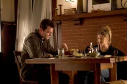 Weil die Mutter Carol vorgibt, an einem neuen Roman zu arbeiten, verbringen Tom (Ray Liotta, l.) und seine Tochter Nicole (Carson Brown, r.) fast jeden Tag alleine zu Hause. Sie ahnen nicht, dass Carol sich ihre Zeit mit Gl&uuml;cksspielen vertreibt ...