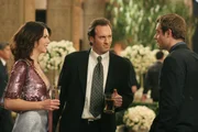 Bei der Erneuerung des Ehegel&uuml;bdes von Lorelais (Lauren Graham, l.) Eltern, geraten ihr aktueller Freund Luke (Scott Patterson, M.) und ihr Ex-Mann Christopher (David Sutcliffe, r.) heftig aneinander, denn dieser m&ouml;chte seine Ex-Frau wieder f&uuml;r sich gewinnen ...
