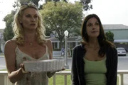 L-R: Edie Britt (Nicollette Sheridan), Susan Mayer (Teri Hatcher)