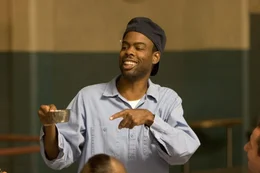 Caretaker (Chris Rock) beschafft immer neue Ausr&uuml;stungsgegenst&auml;nde f&uuml;r die Footballer.