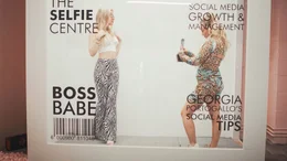 Die Influencer und Influencerinnen promoten die Kleidung und versprechen sich so bezahlte Deals.