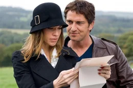 Durch das Lesen seiner Briefe f&uuml;hlt sich Holly (Hilary Swank) ihrem verstorbenen Mann Gerry (Gerard Butler) trotz ihrer Trauer nahe und macht damit einen Schritt nach dem anderen in eine neue Zukunft.