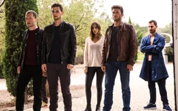 (v.l.) Max Klemp (Clemens Schick) trifft sich mit  Andrew Foster (Scott Eastwood), Stephanie (Ana de Armas) und Garrett Foster (Freddie Thorp), um ihnen dabei zu helfen, Morier zu hintergehen.
