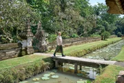 Christopher Clark auf dem Weg in den Taman Ayun Tempel auf Bali.
