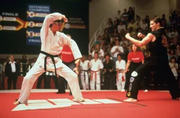 Daniel LaRusso (Ralph Macchio, l.) wird gewzungen, zum Titelkampf anzutreten. Und Mike Barnes (Sean Kanan) k&auml;mpft nicht mit fairen Mitteln...