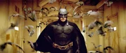 Als kleiner Junge wurde Bruce Wayne (Christian Bale) in einem Brunnenschacht von Flederm&auml;usen angefallen. Seitdem hat er eine unheilbare Angst vor ihnen. Da lernt er in der Kampfschule, sich dieser Angst zu stellen und sie zu bek&auml;mpfen. Deshalb beschlie&szlig;t er, fortan als "Fledermaus" die Guten zu besch&uuml;tzen und die B&ouml;sen zu jagen ...