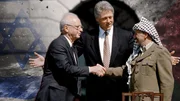Unter der Vermittlung von US-Präsident Bill Clinton (M.) reichen sich der israelische Ministerpräsident Yitzhak Rabin (l.) und PLO Chef Yasir Arafat (r.) die Hand. Die Unterzeichnung des Oslo-Abkommens ist ein Zeichen der Hoffnung für Frieden im Nahen Osten. Unter der Vermittlung von US-Präsident Bill Clinton (M.) reichen sich der israelische Ministerpräsident Yitzhak Rabin (l.) und PLO Chef Yasir Arafat (r.) die Hand. Die Unterzeichnung des Oslo-Abkommens ist ein Zeichen der Hoffnung für Frieden im Nahen Osten.