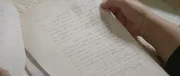 Während Pablo Escobar sich auf der Flucht vor seinen Feinden befindet, lässt er seiner Familie unzählige Briefe zukommen.