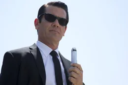 Agent K, jung (Josh Brolin)