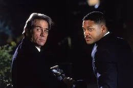 K&ouml;nnen die Aliens ausmachen: Agent K (Tommy Lee Jones, l.) und Agent J (Will Smith, r.) ...