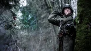 Langley, British Columbia, Kanada - REENACTMENT - Ein deutscher Soldat (Charlie Hughes) wirft eine Granate auf US-Oberstleutnant Llyod Ramsey und andere US-Soldaten.