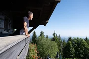 Marcus Fahn blickt vom Lusenschutzhaus über den Bayerischen Wald.