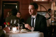 Mike (Patrick J. Adams) hat nach einem zwielichtigen Deal Probleme. Nur eine sehr unwahrscheinliche Aussöhnung zwischen ihm und seinem ehemaligen Mentor könnte die Lage deeskalieren. Mike (Patrick J. Adams) hat nach einem zwielichtigen Deal Probleme. Nur eine sehr unwahrscheinliche Aussöhnung zwischen ihm und seinem ehemaligen Mentor könnte die Lage deeskalieren.