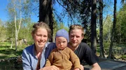 Tova, Mathias und der kleine Ivar leben als Selbstversorger mitten im Wald. Ohne Strom, Heizung oder flie&szlig;endes Wasser.