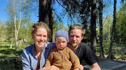 Tova, Mathias und der kleine Ivar leben als Selbstversorger mitten im Wald. Ohne Strom, Heizung oder flie&szlig;endes Wasser.