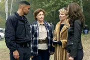 Derek (Shemar Moore, l.), Deputy Long (Maura Soden, 2.v.l.) und Elle (Lola Glaudini, r.) versuchen von Mary Mays (Lindsay Crouse, 2.v.r.), Hintergründe über den Täter zu bekommen ...