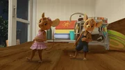 Honig schmeckt so zuckerlecker, singen Jo und Naya und preisen Käfer Lu den goldenen Saft an.