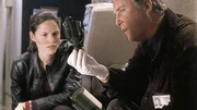 Während eines Fluges starb ein Passagier, doch gleich mehrere Todesursachen kommen in Frage. Gil (William Petersen) und Sara (Jorja Fox) versuchen im Flugzeug zu rekonstruieren, was genau geschah. Während eines Fluges starb ein Passagier, doch gleich mehrere Todesursachen kommen in Frage. Gil (William Petersen) und Sara (Jorja Fox) versuchen im Flugzeug zu rekonstruieren, was genau geschah.