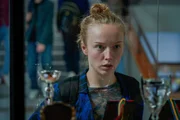 Lisa Abel (Mina-Giselle Rüffer) ist in das abgelegene Großstetten gezogen in der Hoffnung, dass ihre Panikattacken weniger werden. Doch auch hier wird sie von verstörenden Visionen heimgesucht, die sie in Angst und Schrecken versetzen. Lisa Abel (Mina-Giselle Rüffer) ist in das abgelegene Großstetten gezogen in der Hoffnung, dass ihre Panikattacken weniger werden. Doch auch hier wird sie von verstörenden Visionen heimgesucht, die sie in Angst und Schrecken versetzen.