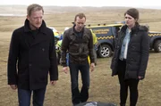 Jimmy Perez (Douglas Henshall, li.), Tosh (Alison O'Donnell) und Polizist Sandy (Steven Robertson) m&uuml;ssen einen weiteren Mord aufkl&auml;ren.