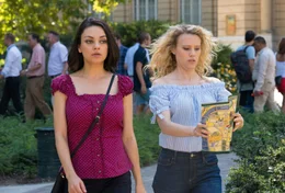 Audrey (Mila Kunis, l.); Morgan (Kate McKinnon, r.)