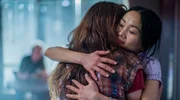 Jenny (Yvonne Yung Hee Bormann, re.) nimmt Lulu (Deborah Kaufmann, li.) wieder im Salon auf.