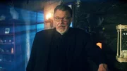 Jonathan Frakes präsentiert unheimliche Geschichten.