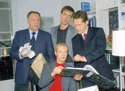 Kehler, Glaser und Bonhoff (v.li.: Wolfgang Bathke, Britta Schmeling, Wolfgang Krewe) durchsuchen die Praxis von Dr. Wilhelm (Udo Schenk, re.), um Beweise zur Aufklärung der Tat zu finden.