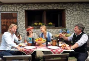 Michael (Erich Altenkopf, l.), Gitti (Kathleen Fiedler, 2.v.l.), Theresa (Ines Lutz, 2.v.r.) und Julius (Michele Oliveri, r.) stoßen gemeinsam auf "Burger Bräu" an.