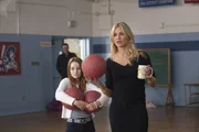 Verzweifelt versucht die Lehrerin Elizabeth Halsey (Cameron Diaz, r.), an Geld zu kommen, um ihre geplante Brustoperation finanzieren zu k&ouml;nnen. Denn mit den neuen Br&uuml;sten will sie ihre reichen Kollegen f&uuml;r sich gewinnen ...